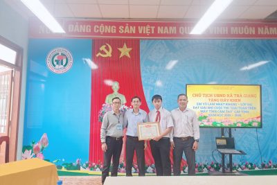 UBND xã Trà Giang khen thưởng đột xuất học sinh đạt thành tích xuất sắc trong học tập